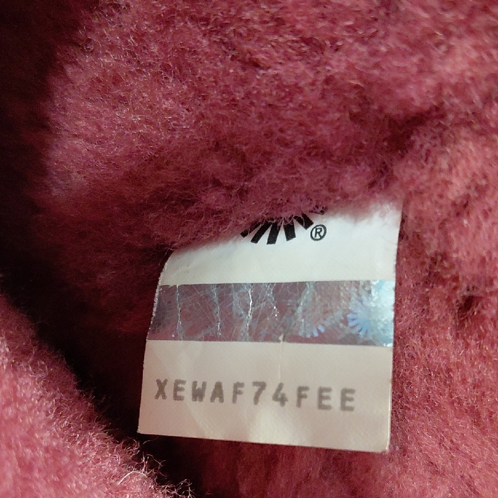 "UGG"Womans Sz.8 Low Bailey Bow Fuchsia Suede Boots .Has a few spots(pictured) - Picture 13 of 13